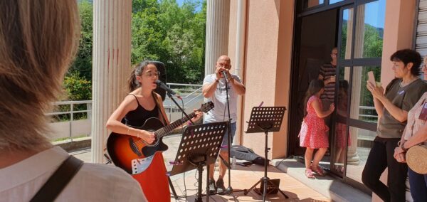 Privas - Duo2bulles : Line à la guitare à gauche et Pascal à droite