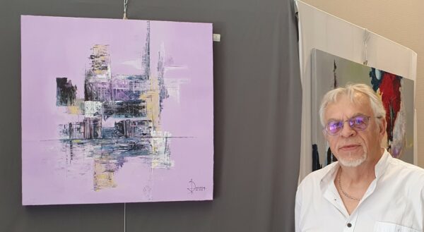 Privas - photo du tableau et de son peintre Jacques Ducrocq Sur un fond mauve, on voit une structure type building comme dans un reflet de flaque d'eau 