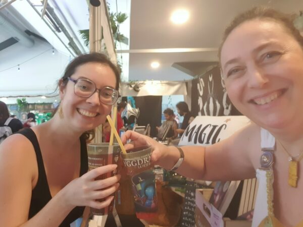Fête du Chapelier - Nathalie Bagadey et Lauriane en train de trinquer