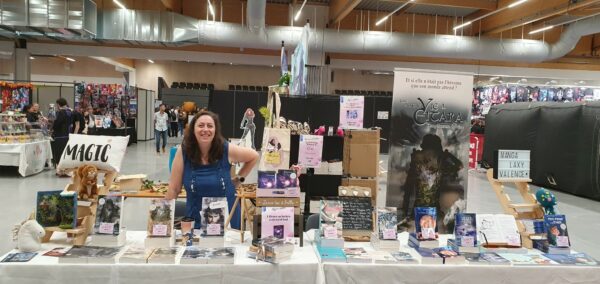 Mangalaxy - Nathalie Bagadey sur son stand (2 tables d'1,80 mètres côte à côtée)