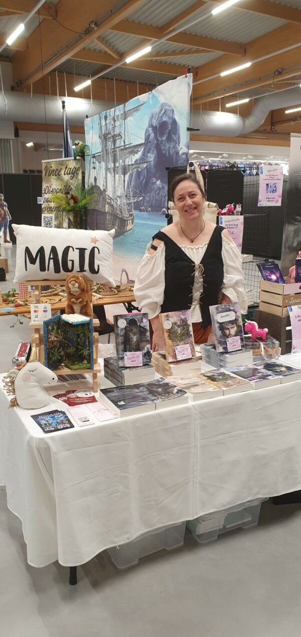 Mangalaxy - Nathalie Bagadey sur son stand en tenue médiévale