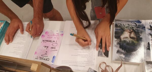 Mangalaxy - des mains en train de remplir le questionnaire