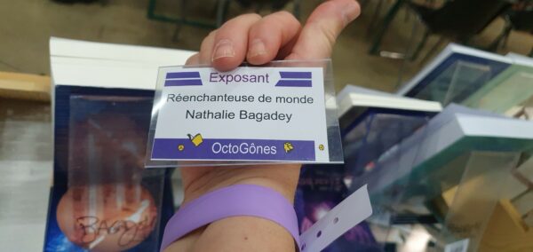 Octogônes - Nathalie Bagadey et son badge de réenchanteuse de monde
