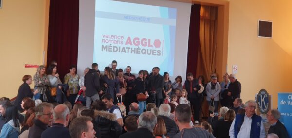 Photo prise du stand de Nathalie Bagadey où l'on voit les allées pleines de monde