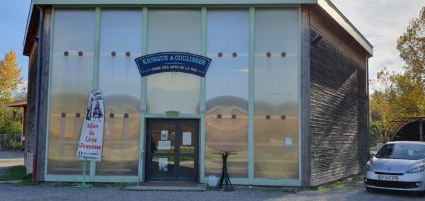 Le kiosque de la Gare à coulisses vu du dehors 
