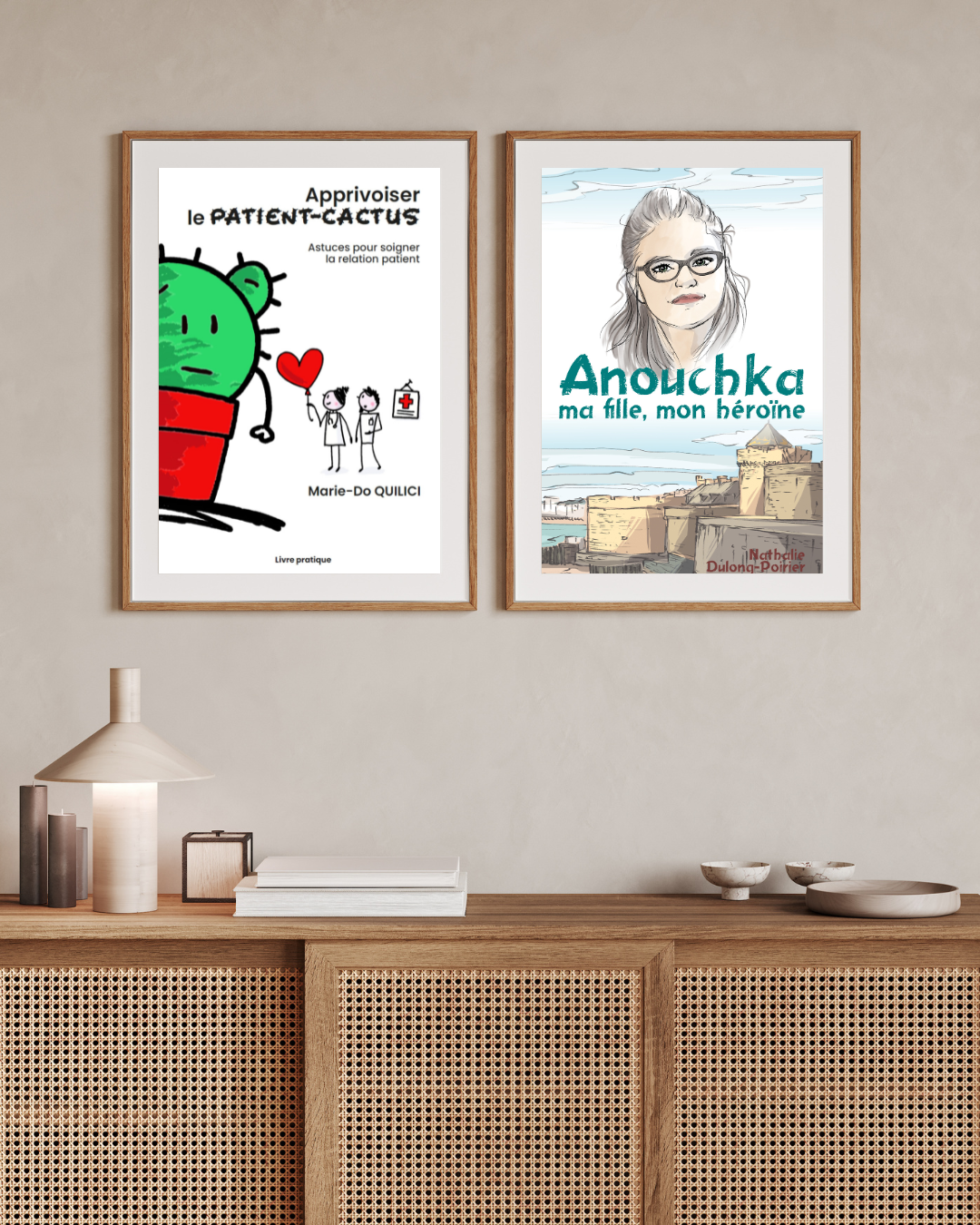 Couvertures des livres de Marie-Do Quilici et Nathalie Dulong encadrées et affichées sur le mur d'un bureau virtuel.
