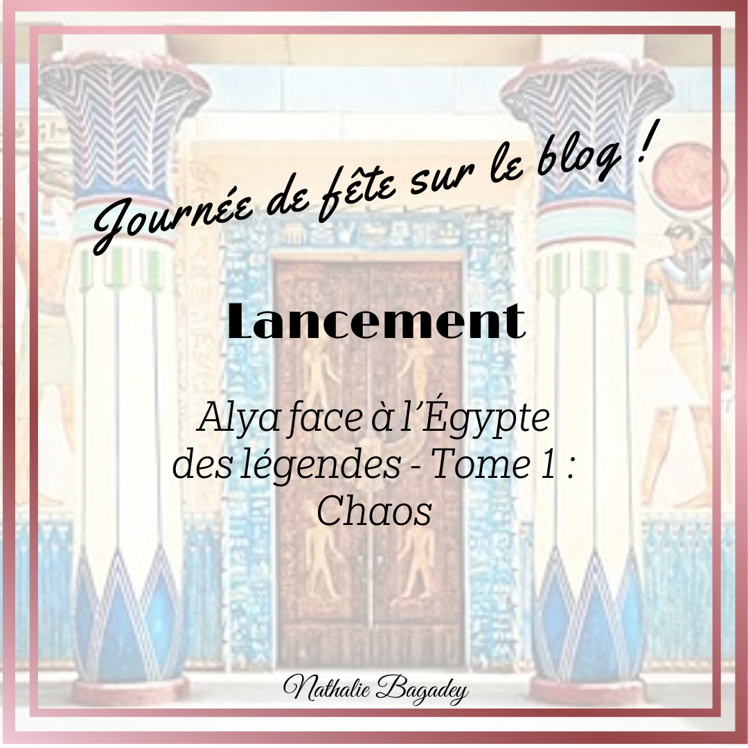 Sur un fond transparent montrant l'entrée d'un temple (la tenture qui servira de décor en salon) avec l'annonce "Journée de fête sur le blog" - Lancement d'"Alya face à l’Égypte des légendes - Tome 1 : Chaos."